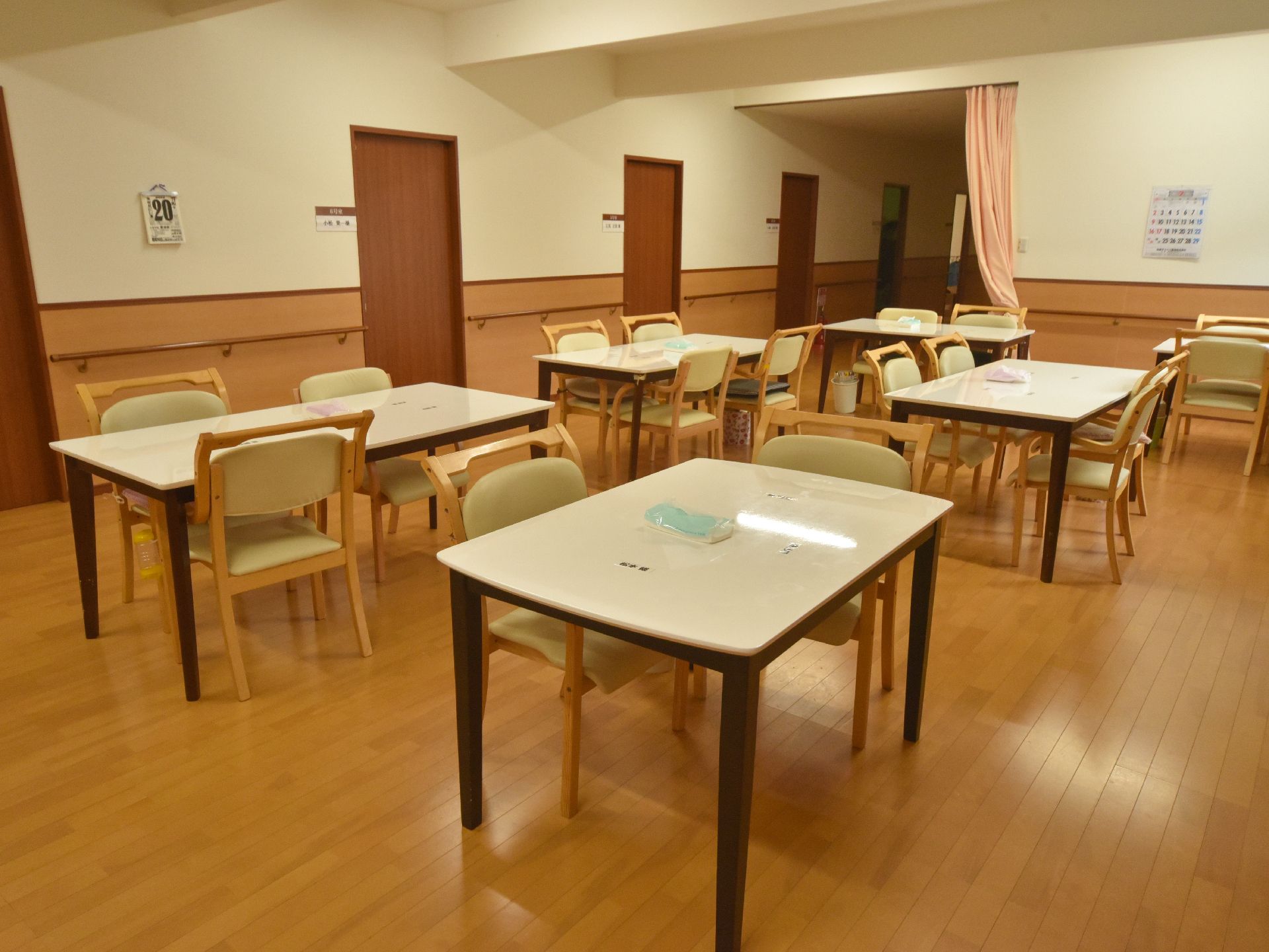 食堂にある各テーブルの上には、ティッシュが置かれている。また、利用者の座る場所がわかるよう、名前が貼られている。