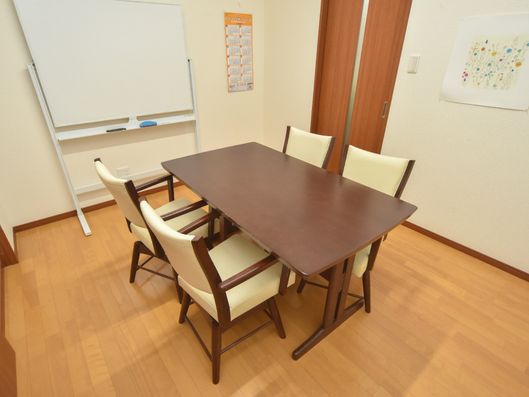 机と椅子のある部屋