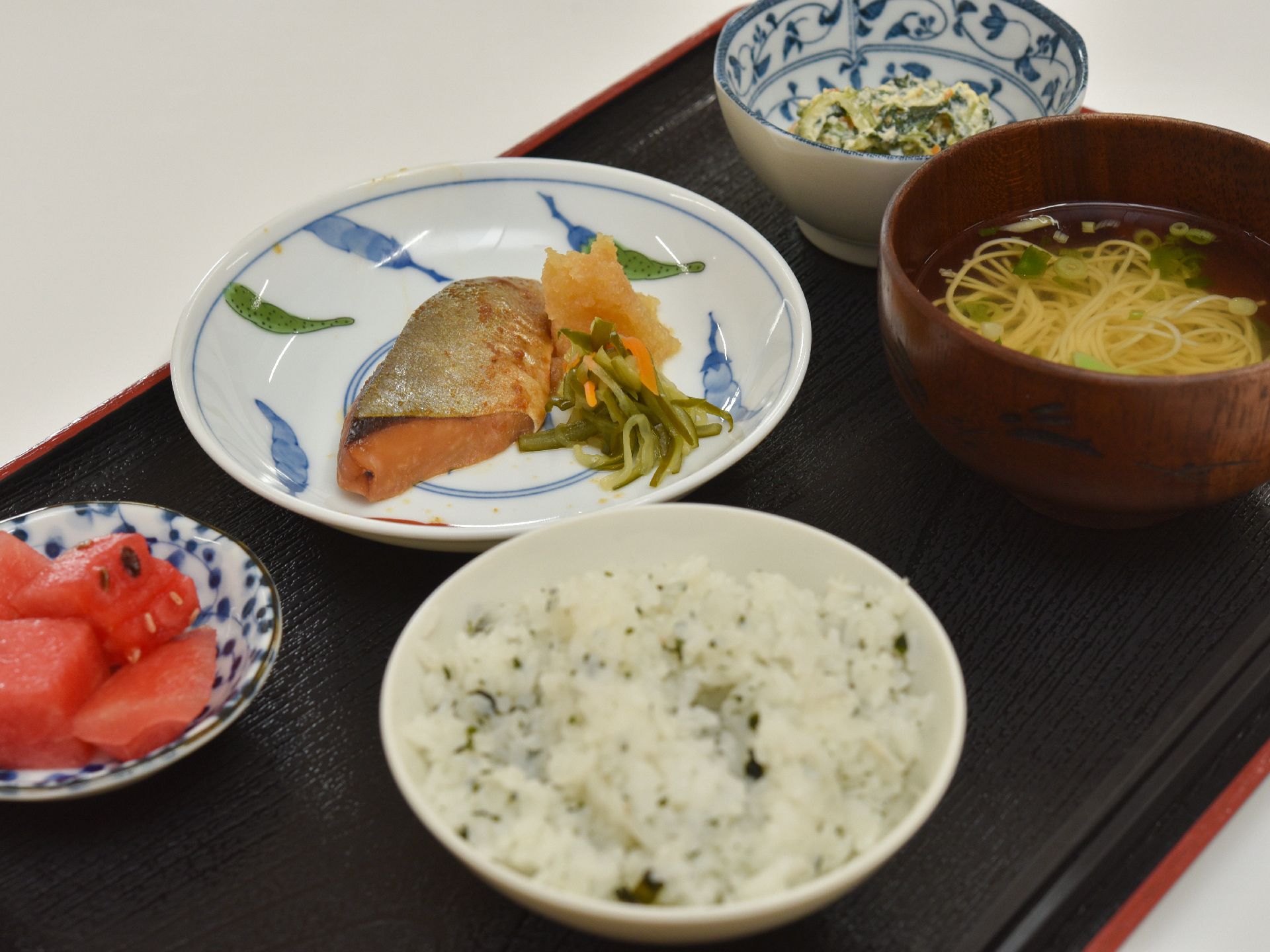 和食のおかずや汁物にスイカをデザートとして添えた食事