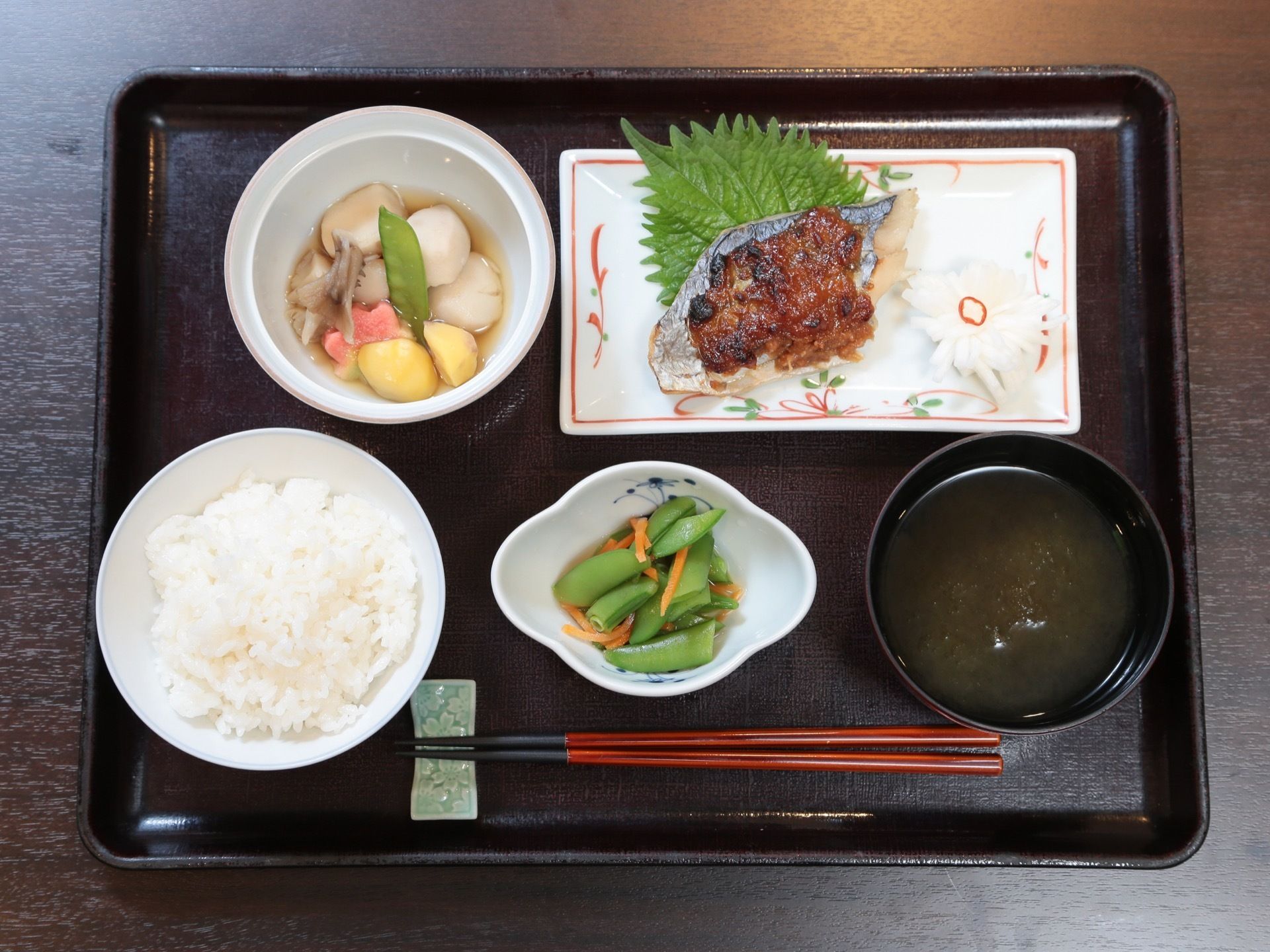ご飯、汁物、焼き魚、小鉢2品がトレーにのった和定食