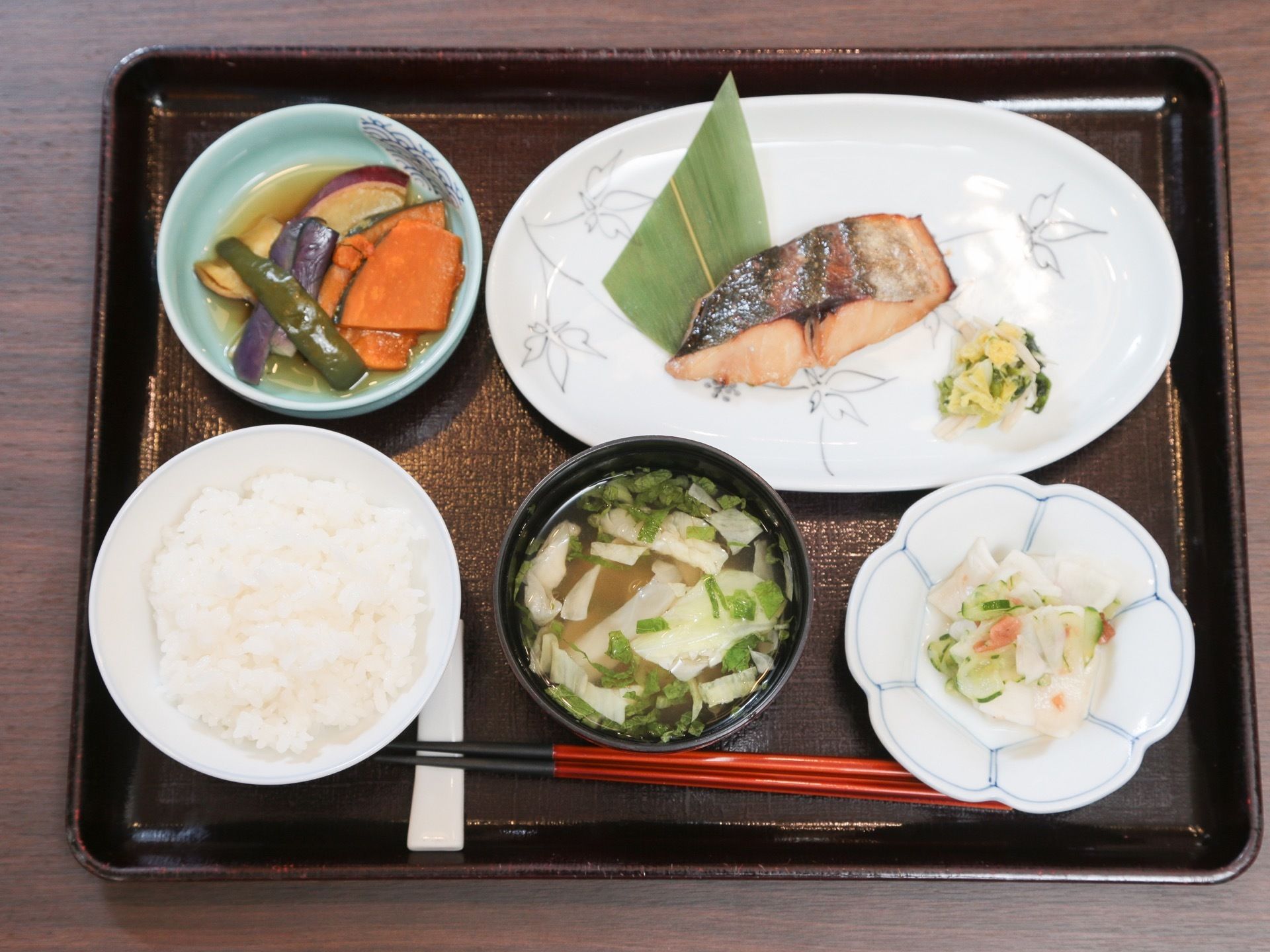 変化に富んだメニューで舌を飽きさせないお食事の一例