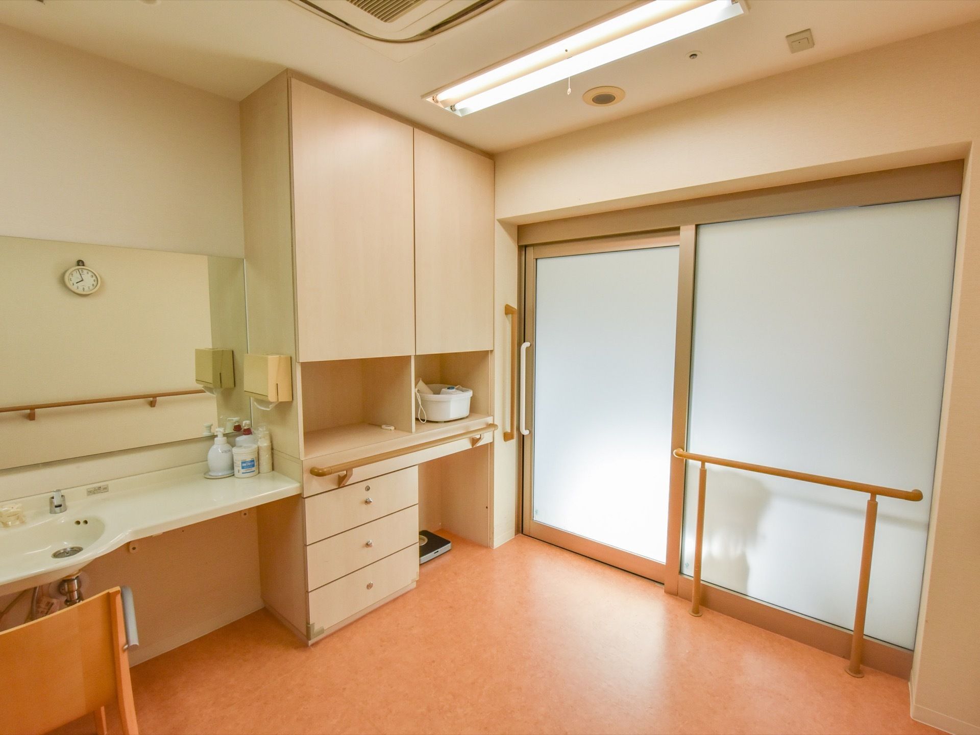 ゆったりと広く、入浴前後の身支度がしやすくなっている脱衣所