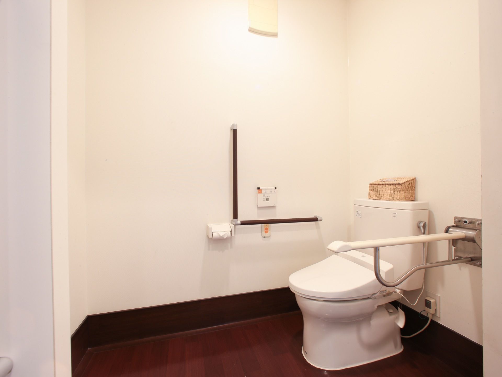 広いトイレスペースに手すりが２か所、便器近くにナースコールを設置