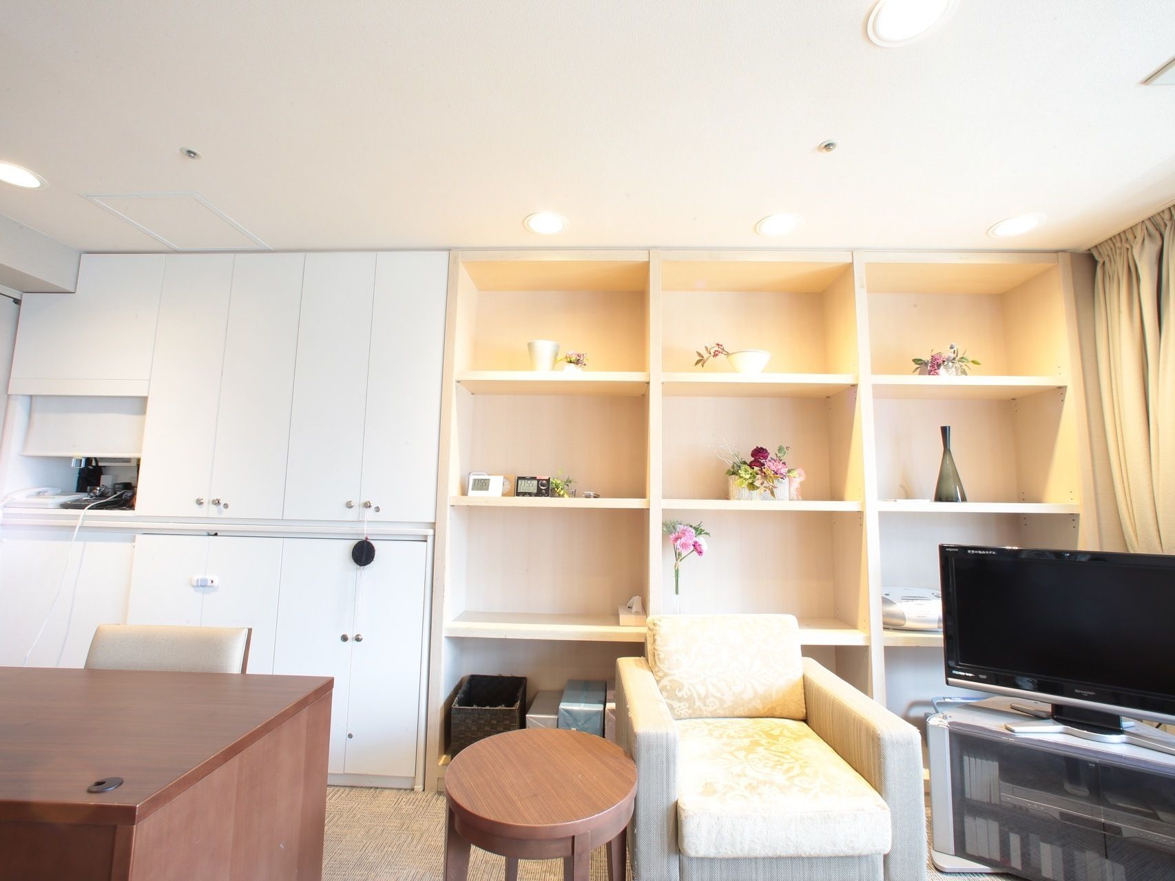 白を基調にしたお部屋で窓からの日差しが明るい雰囲気を作っているフリースペース