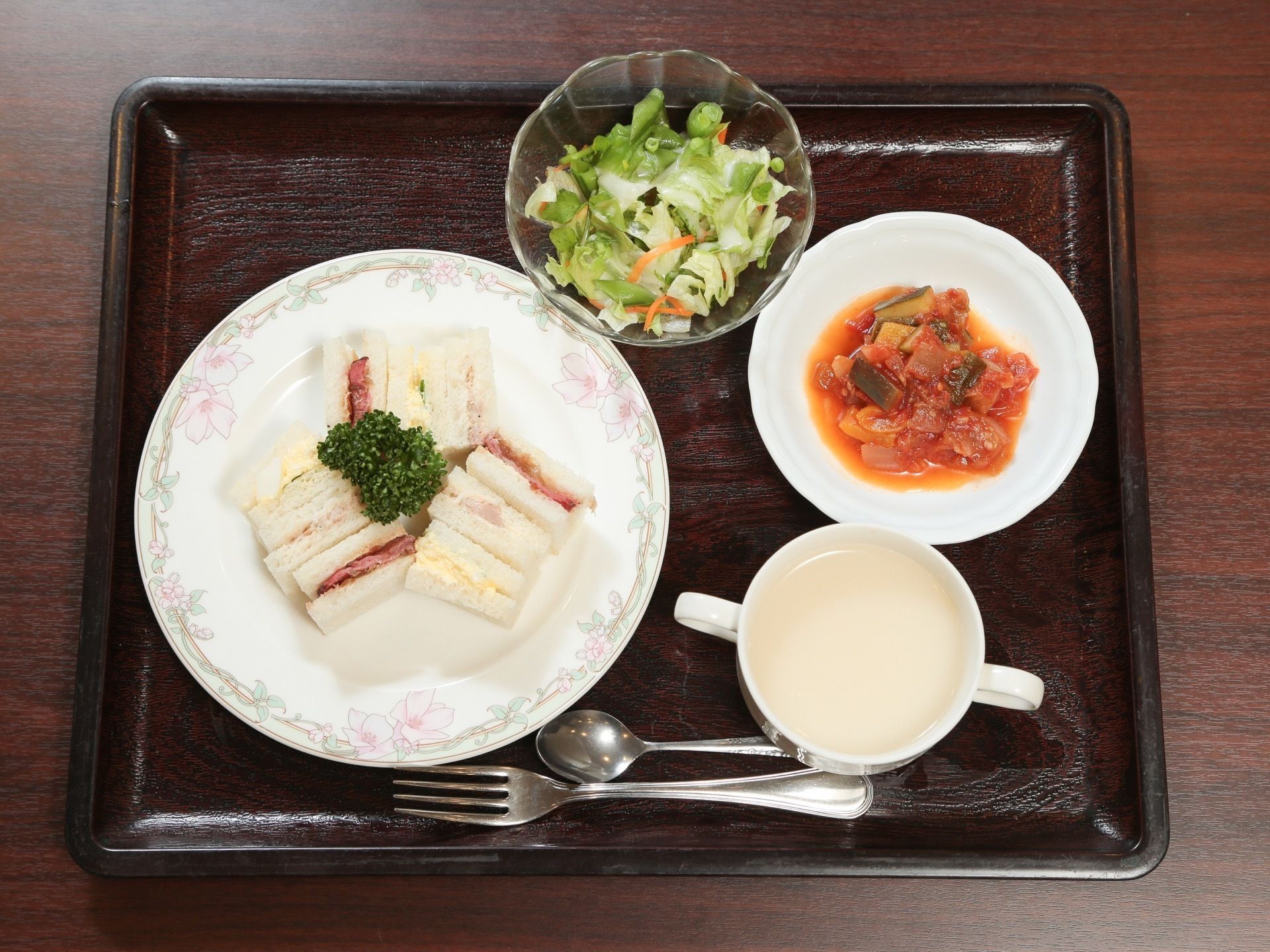 サンドイッチをメインとした洋食