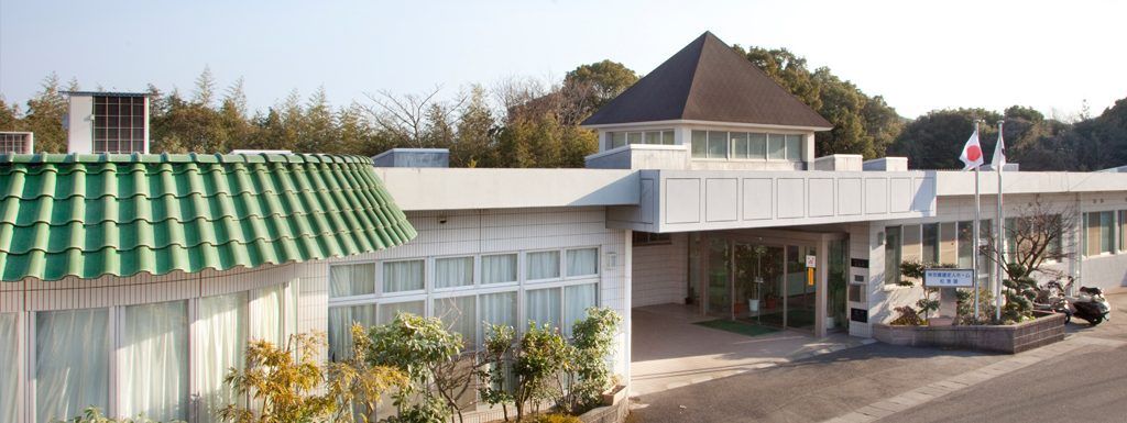 緑の屋根の建物外観