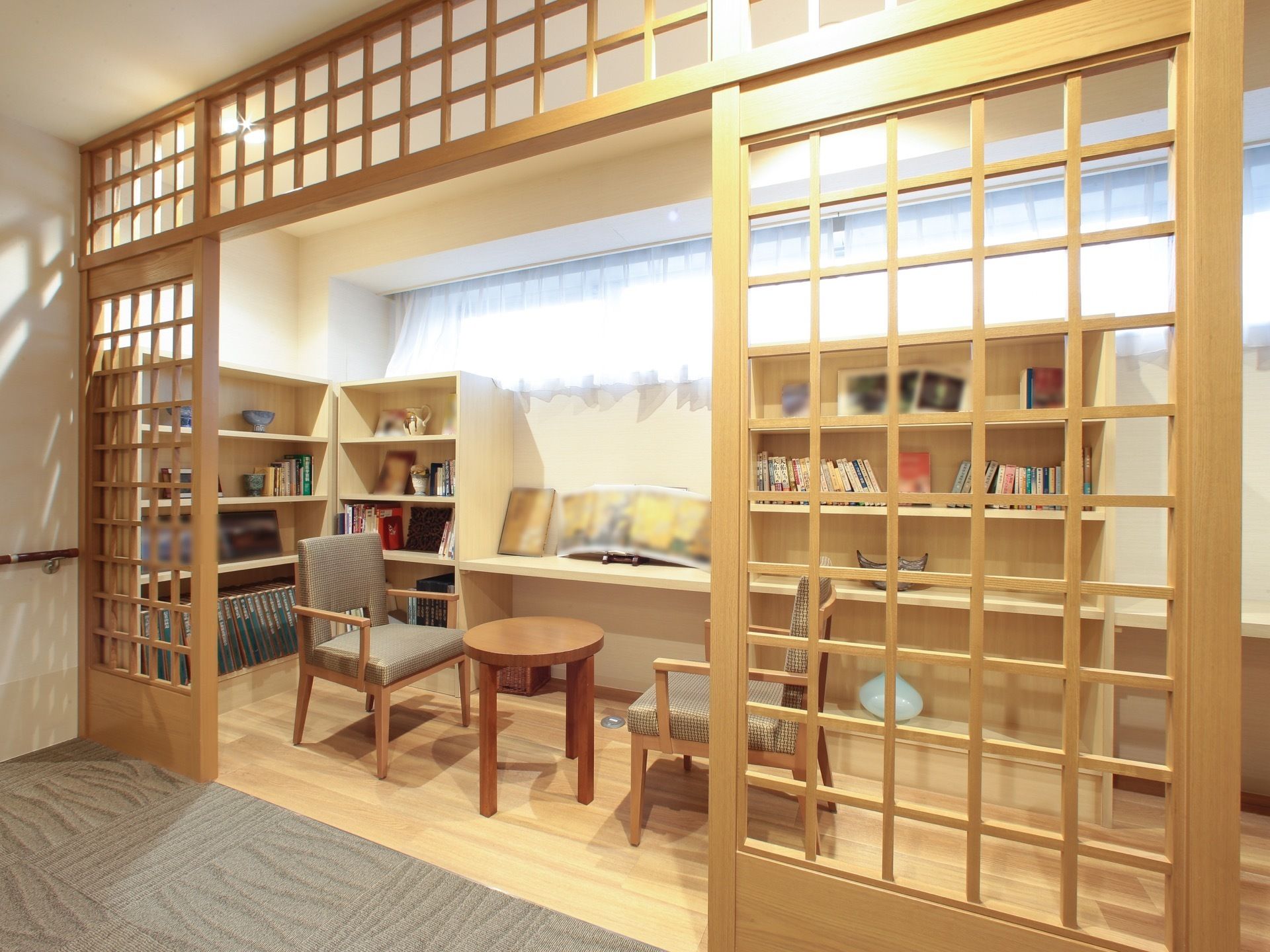 本棚には多様な書籍が並び、和とモダンが融合されたおしゃれな読書室