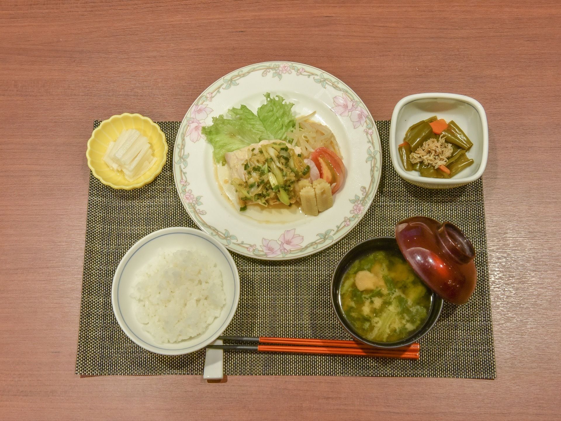 ご飯と味噌汁、メイン料理のお皿に小鉢2つが付いた食事メニュー