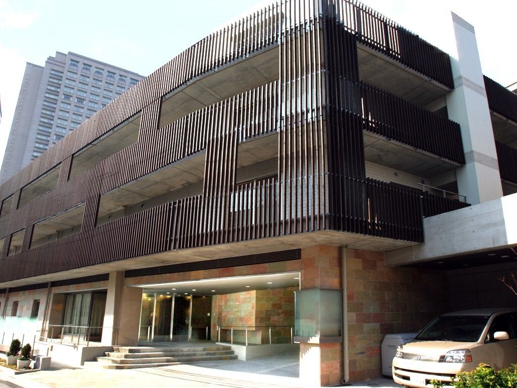 公道から居室への視線をさえぎる設計が施された施設外観
