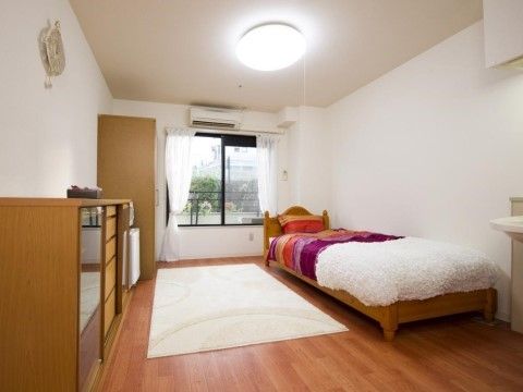 やわらかな日差しの差し込む居室には洗面台や収納などもあり、自宅にいるかのようにくつろぐことができる。
