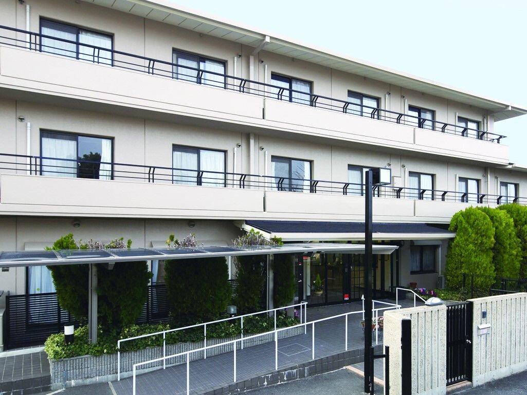 塀や門からみても防犯についてもしっかりと考えられた造りの建物。各居室には安全を考えた柵を施したベランダがある。