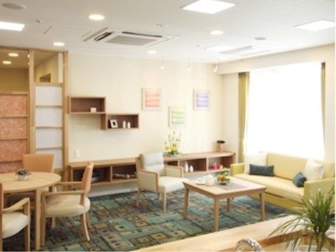 施設内には、おしゃれなティールームが設けられている。室内には、丸テーブルやゆったりとしたソファが用意されている。