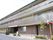 ３階建てで茶色い外装の介護施設