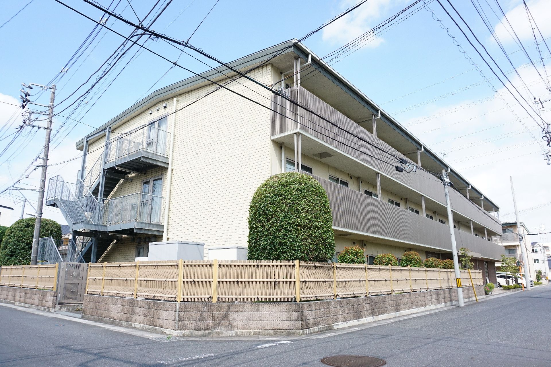 三階建てであり、おしゃれな外観の介護施設