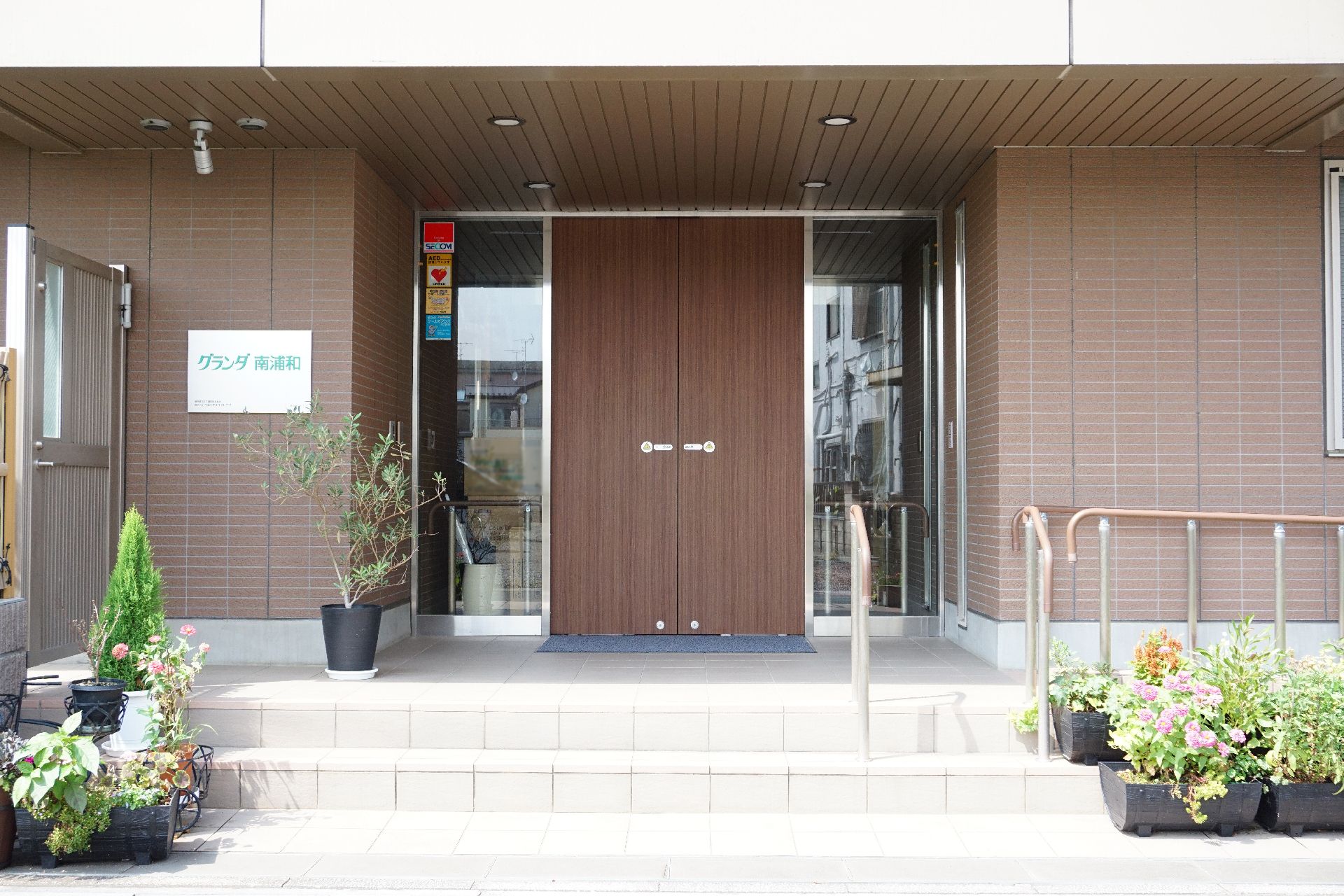高齢者に配慮して玄関には手すりが設置