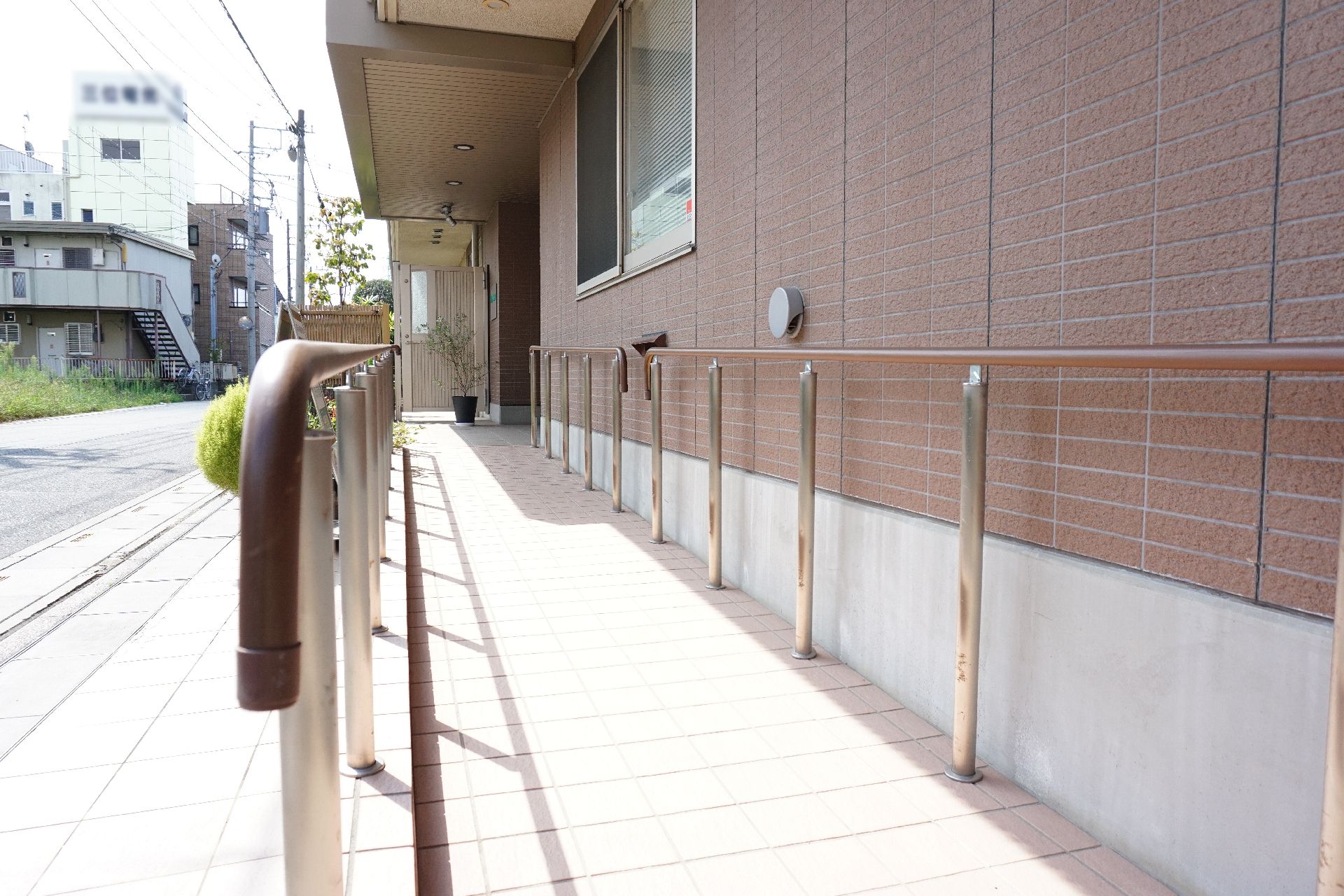 移動にかかる負担を軽減するために玄関には手すりを設置