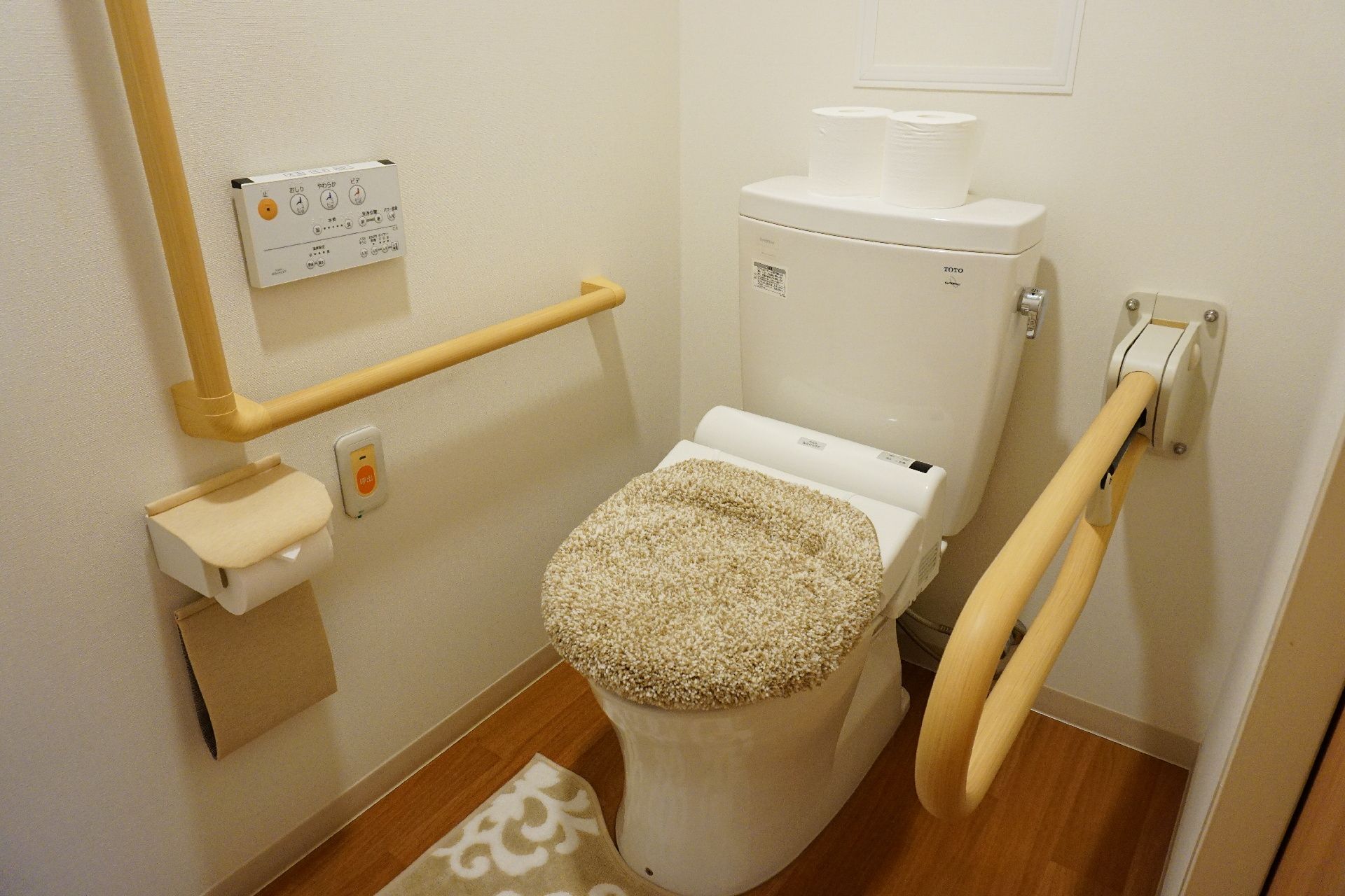 高齢者のために手すりがついているトイレ