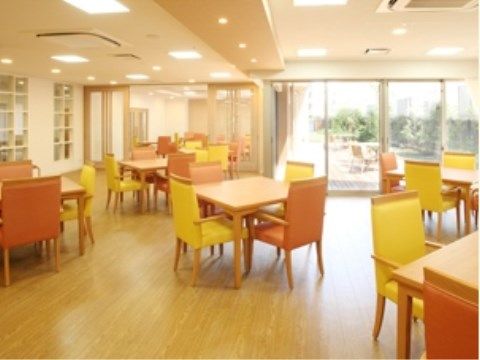 一面を大きな掃き出し窓が占める明るく広い食堂には、４人掛けのダイニングセットがゆったり置かれている。