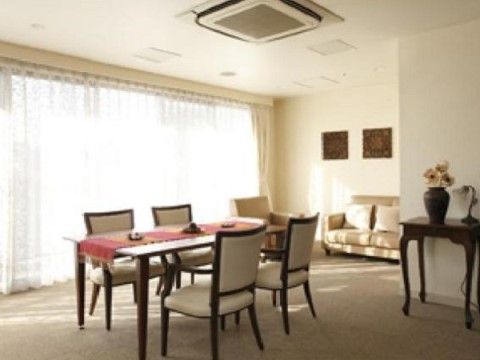 白で統一された上品な空間である。４人掛けのテーブルセットがあるので、アフタヌーンティーや休憩に最適である。
