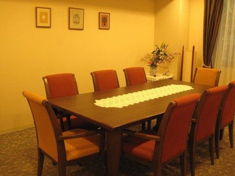 施設内にはファミリールームがある。８人掛けのテーブルセットが完備されているので、大人数で会話やティータイムが楽しめる。