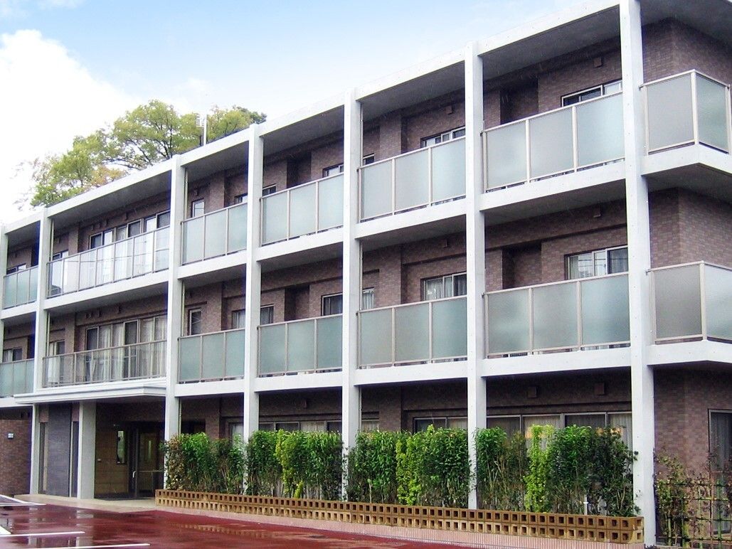 ３階建てのハイセンスな建物である。天気のよい澄み渡った日には、自然に包まれた施設周辺の景色が一望できる。
