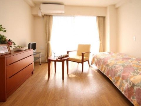 日当りのよい環境に恵まれた居室である。床はホコリの溜まりにくいフローリング材なので、アレルギー体質の方でも快適である。