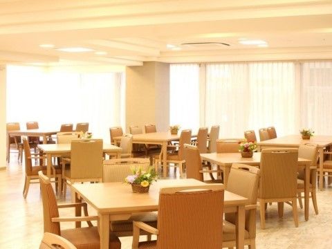 ホテルのレストランのような開放感のあるダイニングルームである。大勢の入居者様が集まってにぎやかに食事をしていただいている。
