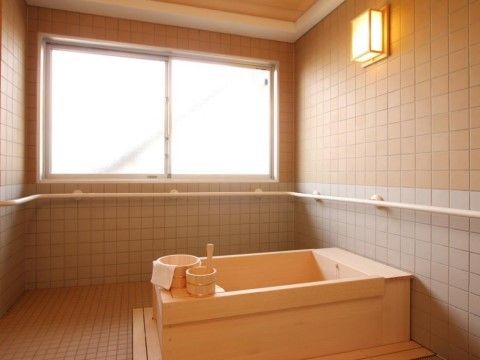 清掃の行き届いた衛生的な浴室である。ヒノキの香りに包まれて癒しを感じながら、１日の疲れを落としていただける。