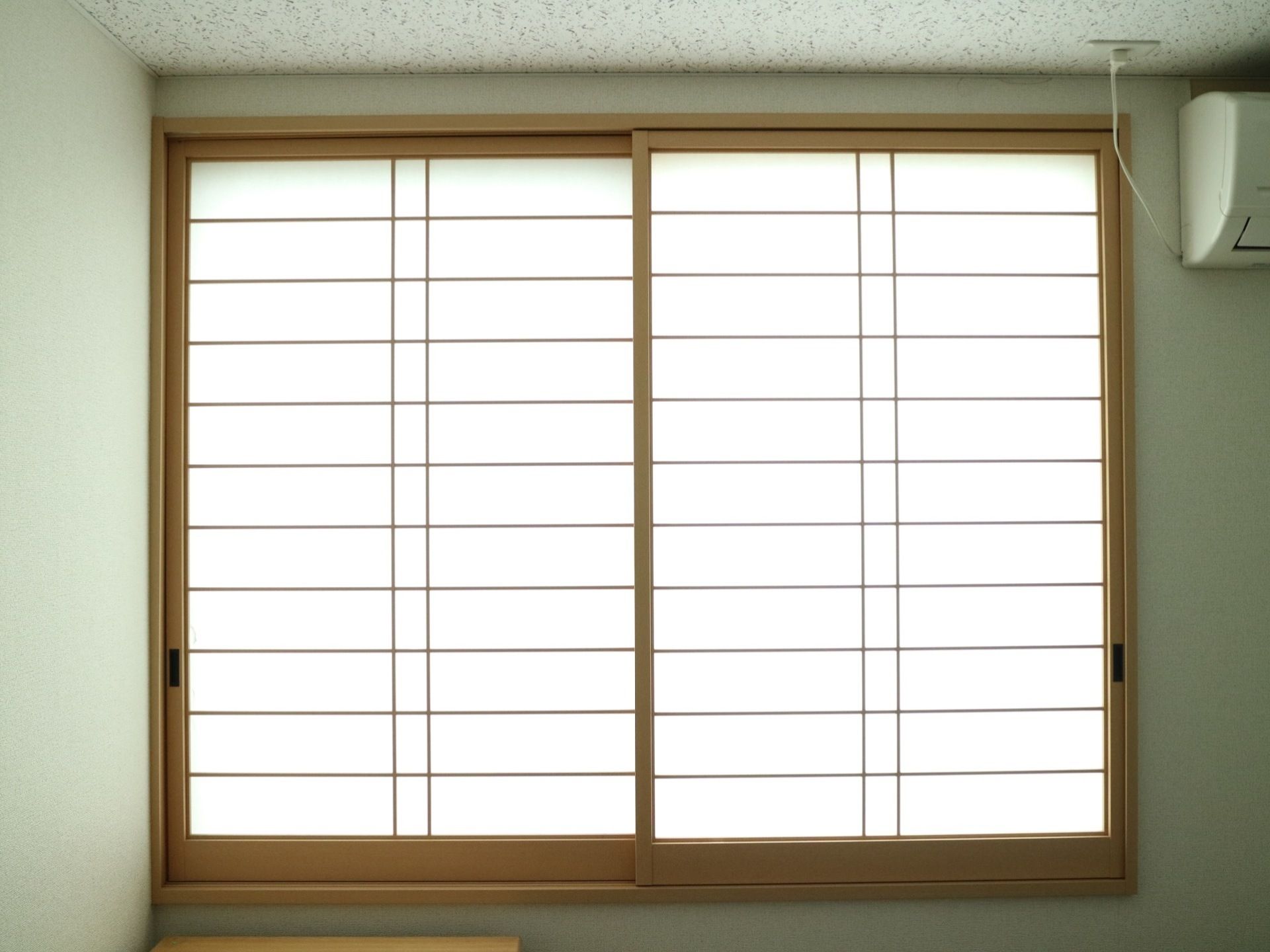 居室には窓があり、障子が付いている。日中は柔らかい日差しが差し込み、明るくなっている。エアコンも設置されている。