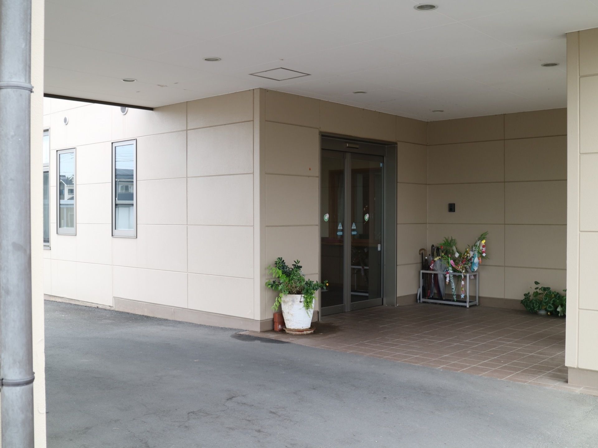 施設入口には屋根があり、自動ドアを採用している。ドアの近くには傘立てがあり、たくさんの傘を収納することができる。