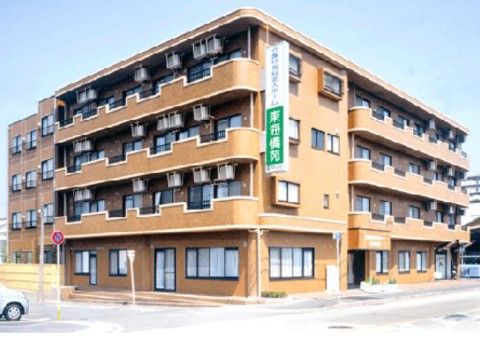 「東海橋苑」オレンジ・ブラウンが美しい施設外観です。