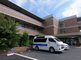 介護施設の外観と駐車スペース