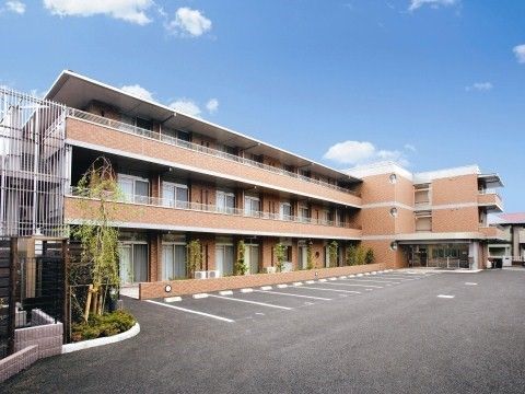 「ニチイホーム 石神井台」の外観。駐車スペースを設けている。