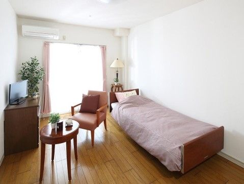 居室には使い慣れた家具を持ち込んでいただくことができる。エアコンや介護用ベッドは、居室に備え付けられている。