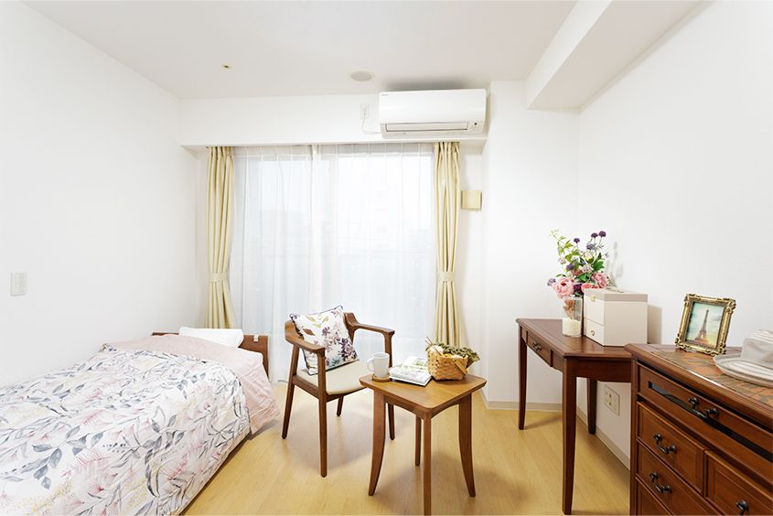 広々として、窓が多く明るい雰囲気のダイニングルーム