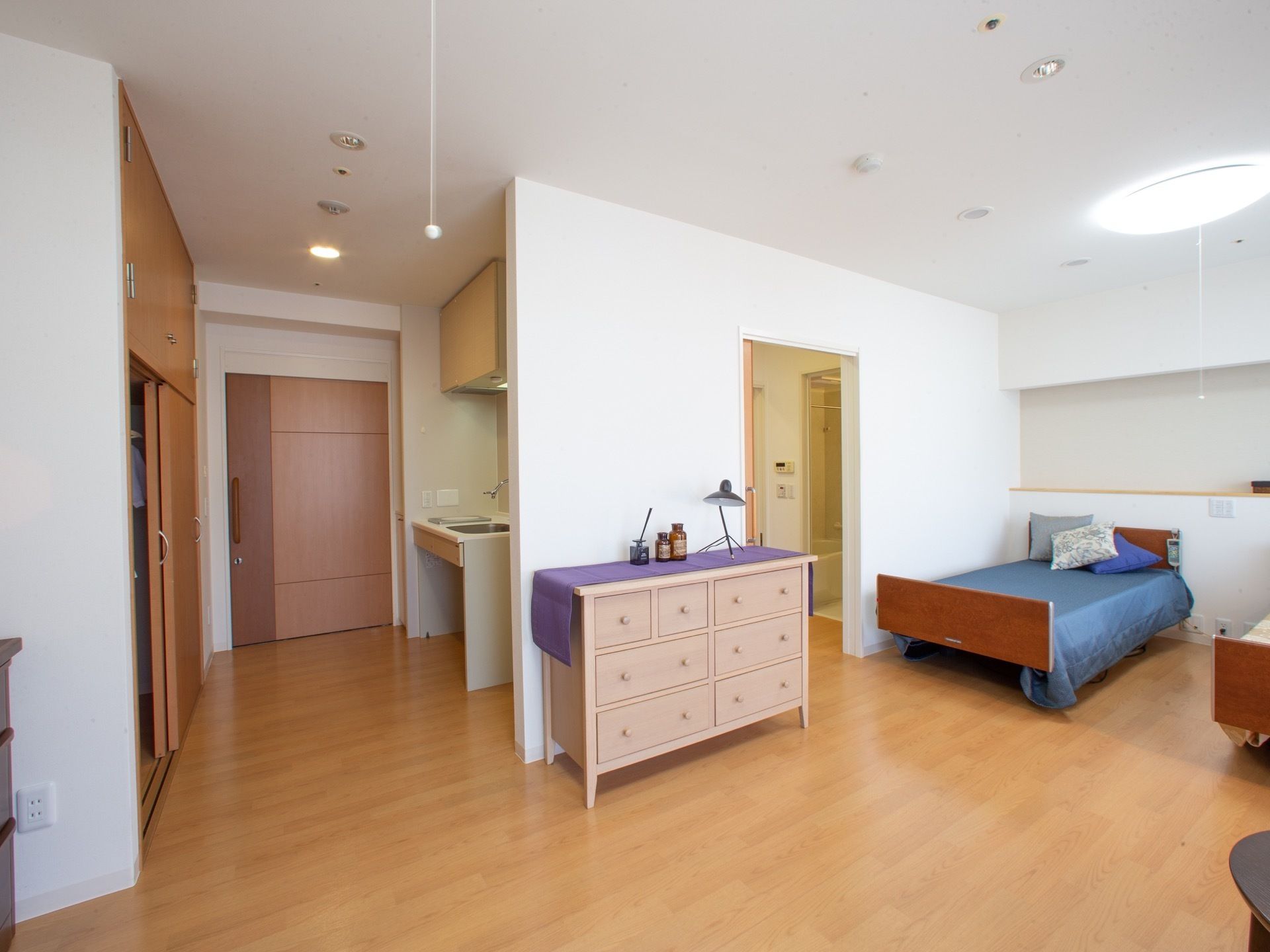 ご夫婦専用のお部屋はベッドが二台とキッチンがある広々とした居住空間