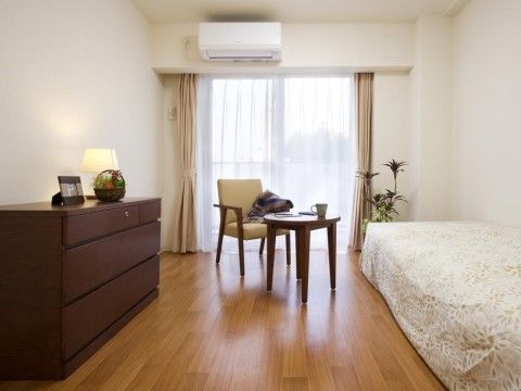 居室にはルーフバルコニーに出入りすることが可能な掃出し窓があり、洗濯物や布団などの大きな物も干すことができる。