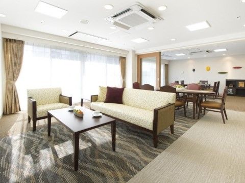 ティールームには間口一杯に高さのある掃出し窓が設置されており、南側の暖かい光を必要十分に確保することができる。