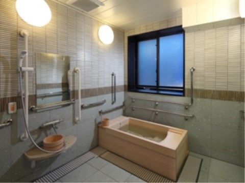 和風テイストの浴室である。ヒノキの浴槽が設置されおり、木桶が用意されている。壁には、照明や複数の手すり、呼び出しボタンが取り付けられている。