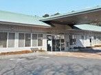 広いエントランスの建物