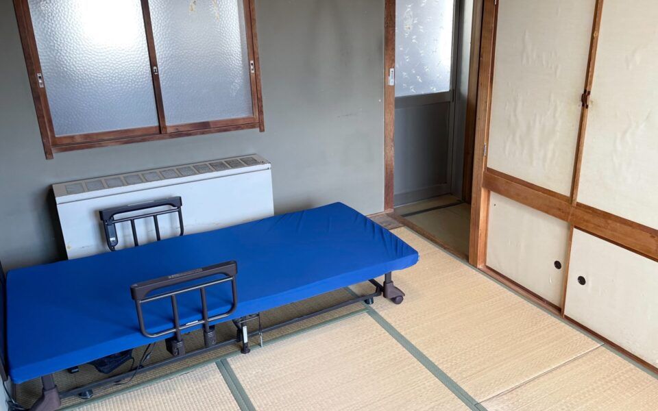 青いシーツのベッド