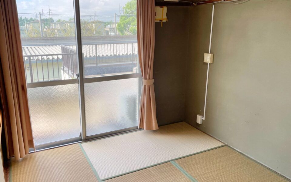 明るい和室の一角
