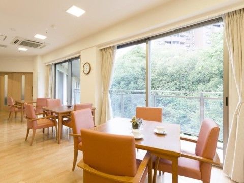 大きな窓があり、開放感のある部屋である。窓から見える景色を眺めながら、リラックスした時間が過ごせる。