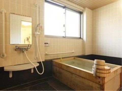 檜でできた浴槽につかり、1日の疲れを癒すことができる。手すりが設置されており、転倒防止に役立っている。