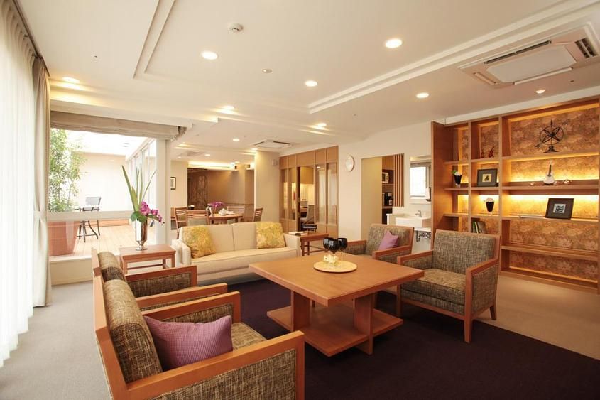 ４階建ての日当たりの良い大きなグループホームである。目の前には横断歩道や、たくさんの草木が植えられた花壇が設置されている。