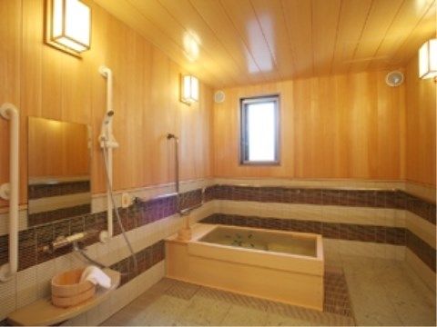 浴室は広々としており、中央には檜風呂がある。洗い場の壁には鏡、手すりがあり、檜の湯桶が用意されている。