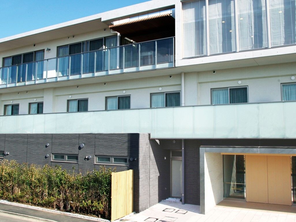 施設は3階建てで白い外観である。施設の周りには植え込みがあり、2階、3階のベランダには目隠し兼転落防止のパネルが取り付けられている。