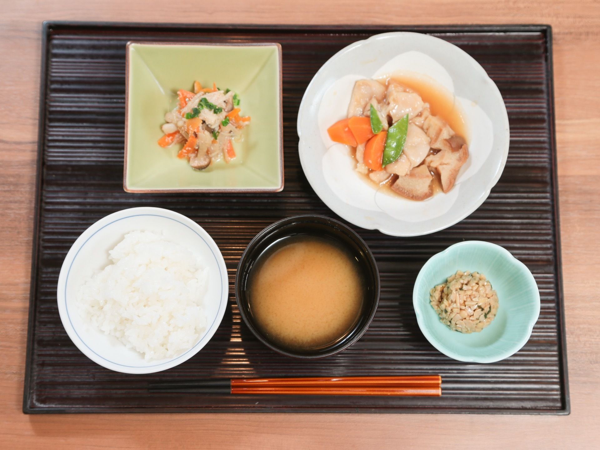 健康的な一汁三菜と白ごはんの和食と箸がお盆に乗った一膳