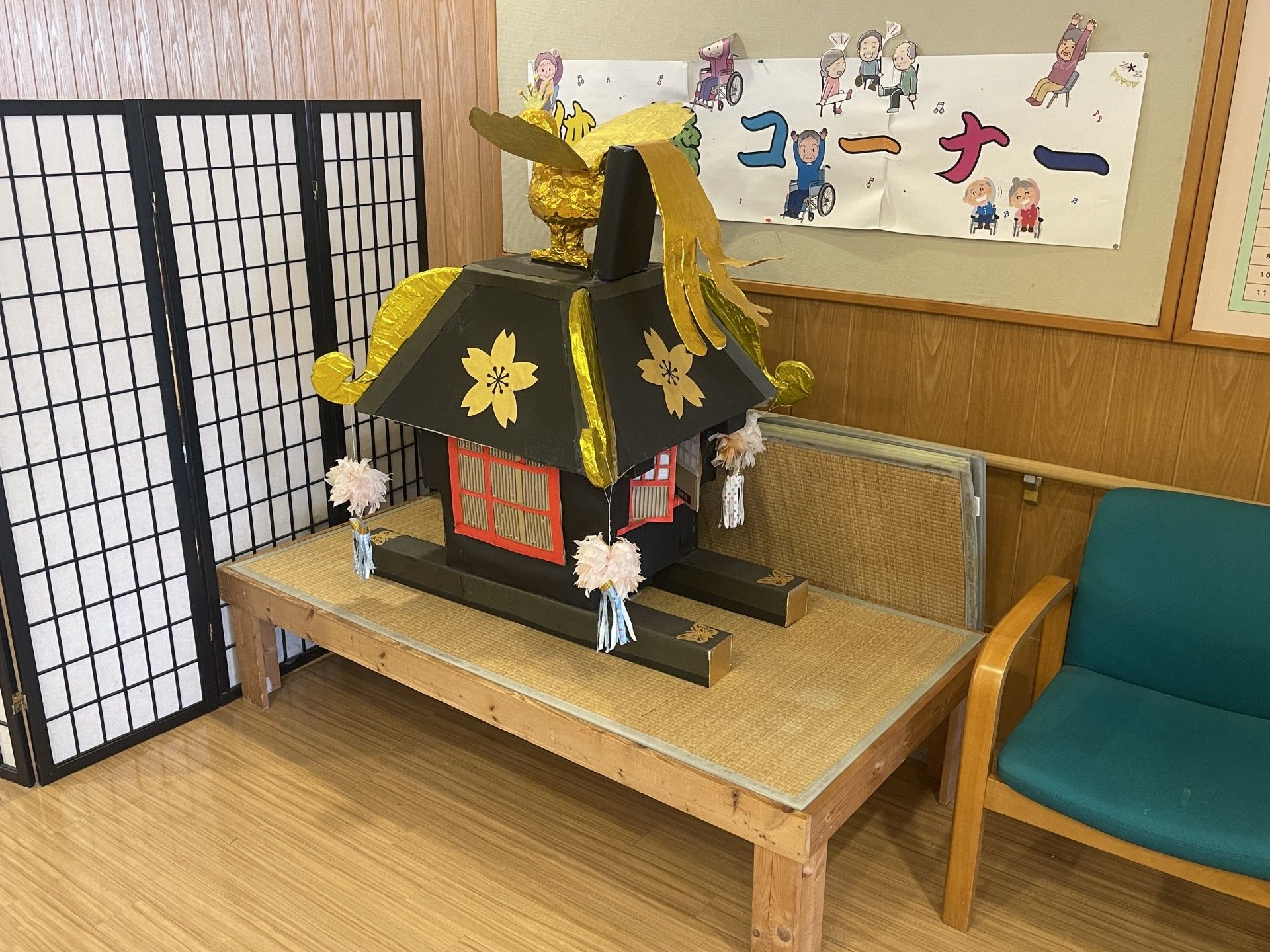 手作りの神輿が飾られた一角