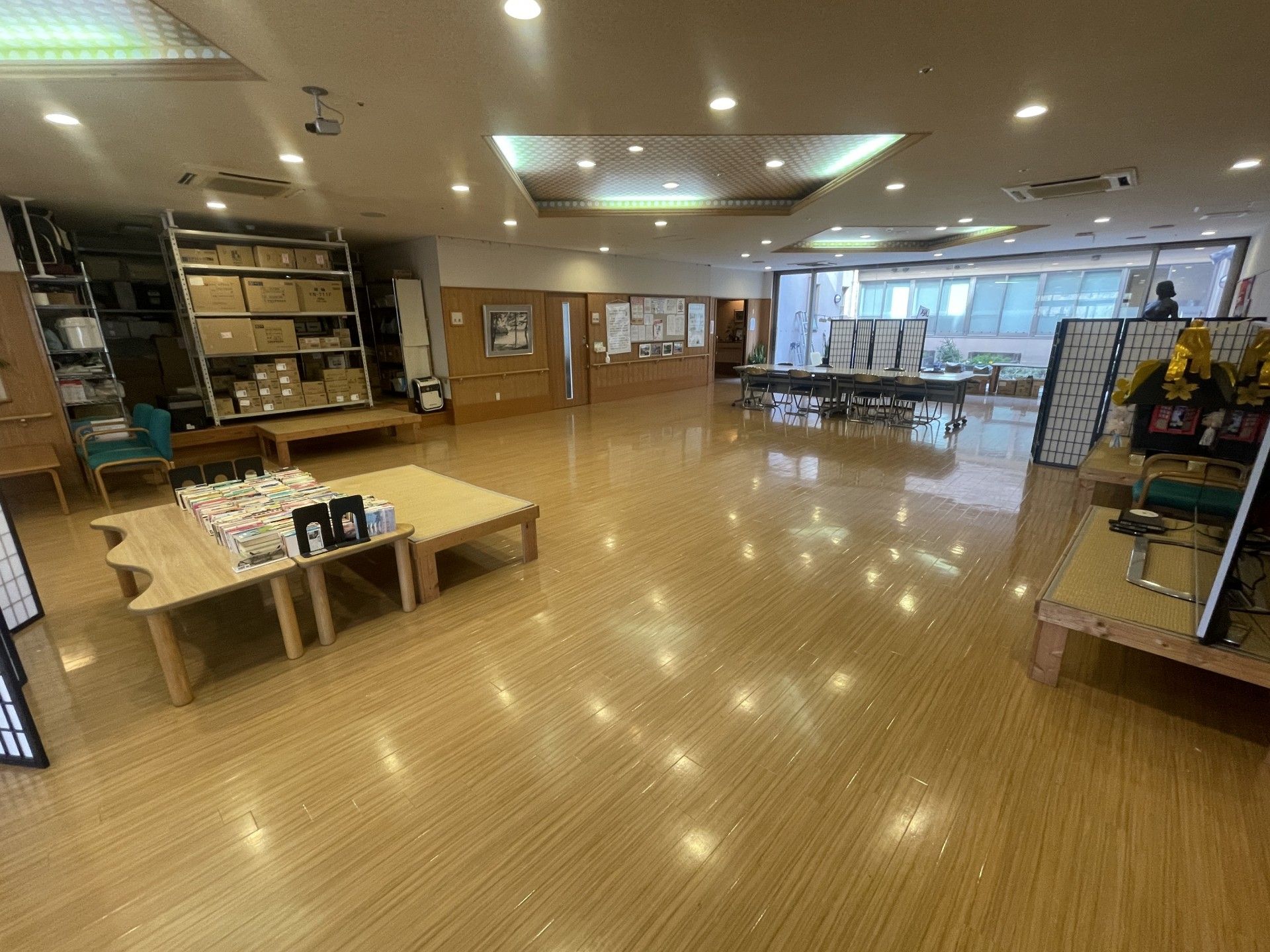 広い室内の様子